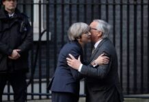 Τα βρήκαν Τερέζα Μέι και Γιούνκερ για το Brexit