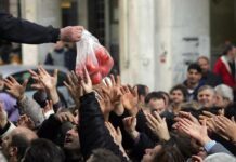 Με φτώχεια κινδυνεύει το 35,6% του πληθυσμού στην Ελλάδα Με φτώχεια κινδυνεύει το 35,6% του πληθυσμού στην Ελλάδα