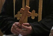 Στα χέρια των αρχών ιερέας για τη δολοφονία σκυλιών Ιερέας
