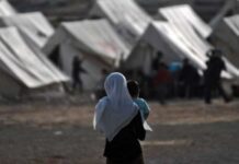 Προκύρηξη για προσλήψεις στα κέντρα μεταναστών