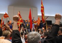 Μπαρουταποθήκη που περιμένει μια σπίθα τα Σκόπια