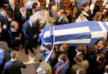 Χιλιάδες πολίτες στην εξόδιο ακολουθία του Κωνσταντίνου Μητσοτάκη Χιλιάδες πολίτες στην εξόδιο ακολουθία του Κωνσταντίνου Μητσοτάκη