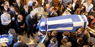 Χιλιάδες πολίτες στην εξόδιο ακολουθία του Κωνσταντίνου Μητσοτάκη