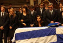 Ξεκίνησε η εξόδιος ακολουθία του Κωνσταντίνου Μητσοτάκη Ξεκίνησε η εξόδιος ακολουθία του Κωνσταντίνου Μητσοτάκη