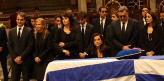 Ξεκίνησε η εξόδιος ακολουθία του Κωνσταντίνου Μητσοτάκη