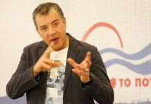 Θεοδωράκης: «Η χώρα δεν μπορεί να μείνει σιδηροδέσμια για 42 χρόνια» Θεοδωράκης: Εάν δεν αλλάξουν μυαλά, το μέλλον θα είναι μαύρο