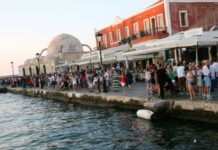 Διαμαρτυρία καταστηματαρχών για τα τραπεζοκαθίσματα στα Χανιά Διαμαρτυρία καταστηματαρχών για τα τραπεζοκαθίσματα στα Χανιά