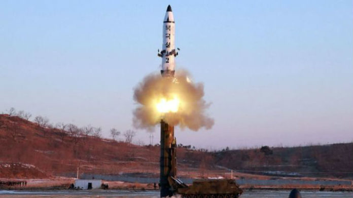 Η Βόρεια Κορέα εκτόξευσε πύραυλο πάνω από την Ιαπωνία