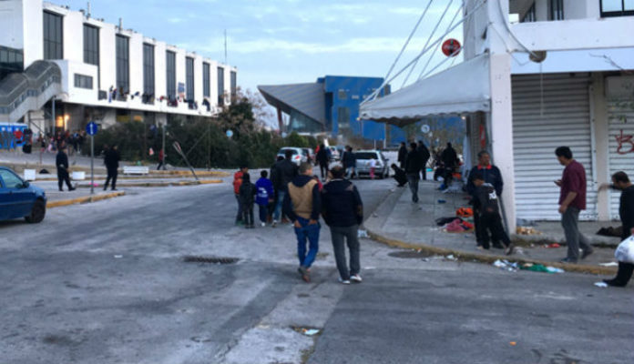 Σε εξέλιξη επιχείρηση απομάκρυνσης προσφύγων από το Ελληνικό