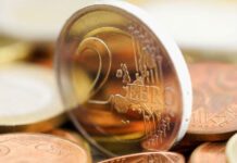 Handelsblatt: Το Παρίσι συνδέει το χρέος της Ελλάδας με την ανάπτυξη