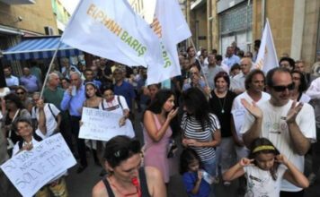 Ενώστε την Κύπρο Τώρα: «Κύριε Αναστασιάδη κι Ακιντζί, μην μας προδώσετε!»