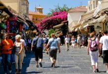 ΤτΕ: Αύξηση 3,2% στις αφίξεις τουριστών το 1ο τετράμηνο του 2017