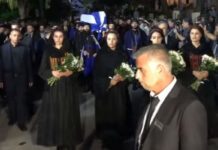 Σε κλίμα συγκίνησης η σορός του Κωνσταντίνου Μητσοτάκη στα Χανιά Σε κλίμα συγκίνησης η σορός του Κωνσταντίνου Μητσοτάκη στα Χανιά