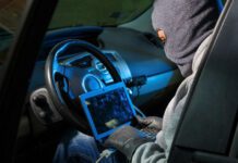 Έκλεβαν πολυτελή SUV με τη βοήθεια ειδικής συσκευής αποκρυπτογράφησης Έκλεβαν πολυτελή SUV με τη βοήθεια ειδικής συσκευής αποκρυπτογράφησης