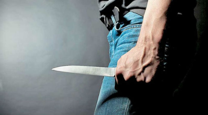 Συμβασιούχος τραυμάτισε με μαχαίρι το δήμαρχο Ελευσίνας