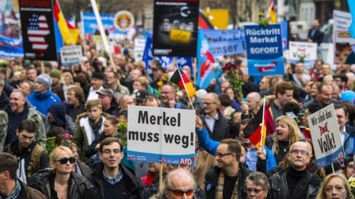 Ξεπερνούν τις 1000 οι μηνύσεις στη Μέρκελ για προδοσία της Γερμανίας