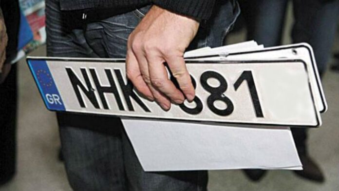 Ο Δήμος Αθηναίων επιστρέφει τις πινακίδες κυκλοφορίας για το Δεκαπενταύγουστο