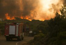 Συνεχίζεται η τιτάνια μάχη με τη φωτιά στην Ανατολική Αττική
