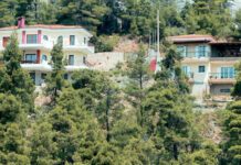 Στην Ολομέλεια της Βουλής το νομοσχέδιο για τα αυθαίρετα