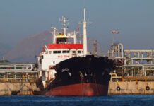 Συλλήψεις για λαθρεμπόριο σε πλοίο απορρύπανσης του Σαρωνικού Συλλήψεις για λαθρεμπόριο καυσίμων σε πλοίο για την απορρύπανση του Σαρωνικού