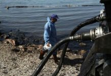 Οι περιοχές σε Σαλαμίνα και Σαρωνικό όπου απαγορεύεται η κολύμβηση Συνεχίζεται με εντατικό ρυθμό η αντιμετώπιση της πετρελαιοκηλίδας