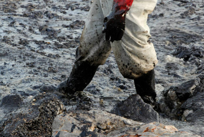 Ξεκινά η διαδικασία αποζημιώσεων για την πετρελαιοκηλίδα στο Σαρωνικό