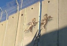 Banksy: Καλά Χριστούγεννα από τη Δυτική Όχθη Banksy: Καλά Χριστούγεννα από τη Δυτική Όχθη