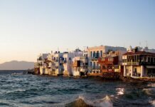 Εφοριακοί με μαγιό τριγυρνούν στις παραλίες κυνηγώντας τη φοροδιαφυγή φοροδιαφυγή