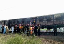 Πακιστάν: 71 νεκροί σε πυρκαγιά που ξέσπασε σε τρένο Πακιστάν