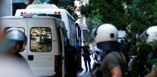 Τρεις αστυνομικοί