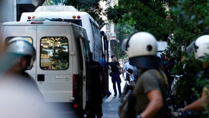 ΕΞΑΡΧΕΙΑ Τρεις αστυνομικοί